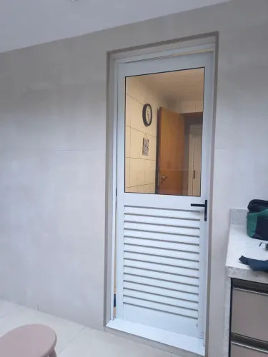 Vendo porta de alumínio Branca usada