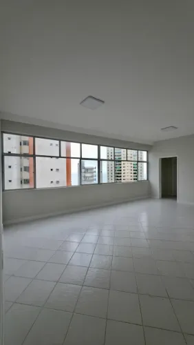 Vendo espaçoso apartamento vista mar no CAMPO GRANDE para a Bahia de todos os Santos
