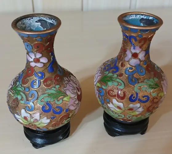 Par Mini Vasos Cloisonné Chinês em Cobre c/ Suporte - 9,5cm