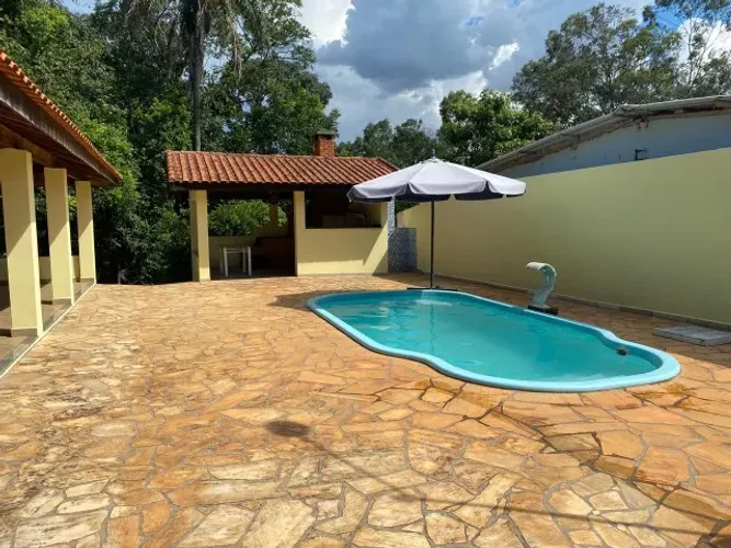 OPORTUNIDADE - LINDA CHACARA A VENDA COM RIO NO FUNDO