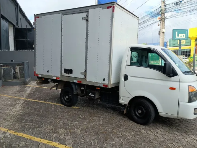 Vendo HR com Baú carga seca