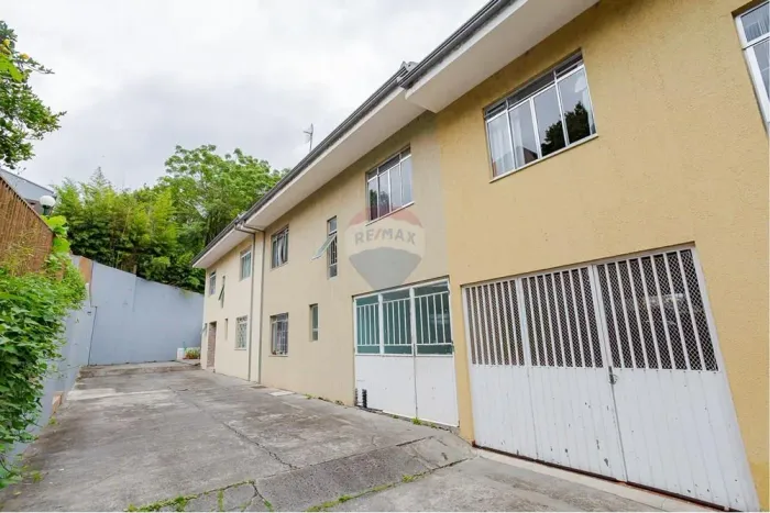 Sobrado espaçoso no Tingui com 03 quartos em condomínio