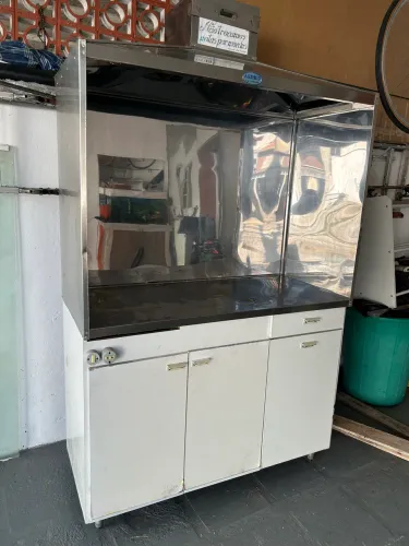 Balcão em aço inox com coifa e gabinete