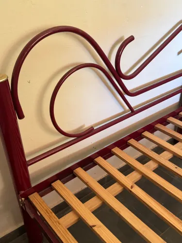 Cama de metal de casal, laqueada em vermelho , 