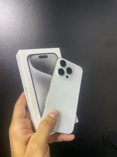 iPhone 15 pro 256 white titânium 256