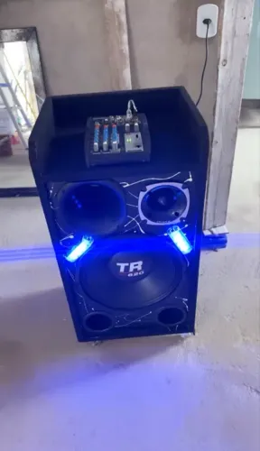 Caixa de som TR620 e mesa