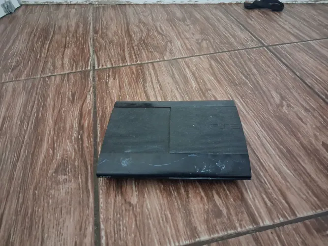 PlayStation 3 super slim usado com defeito no Bluetooth tudo e duas manetes aceito trocas