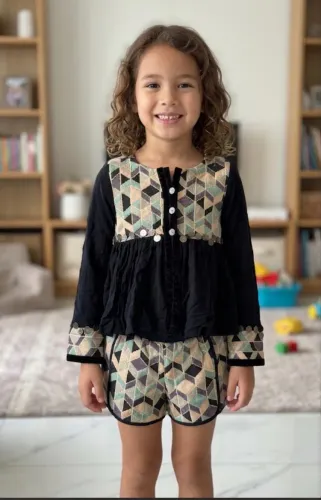 ? Camu Camu Tam. 7/8 anos ? Conjunto lindo e super estiloso, em estado impecável! ?