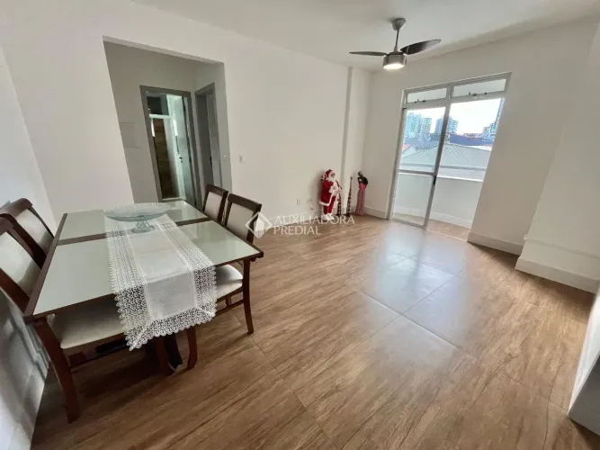 Apartamento 2 quartos c/ suíte em Campinas, reformado e mobiliado, com sacada, sol o dia i