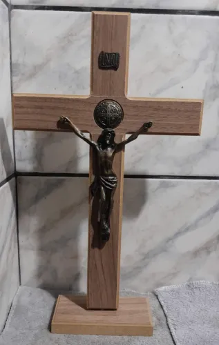 Crucifixo Em Madeira Com Cristo Em Metal - Para Mesa E Parede (35 Cm/Envio Pela OLX Pay)  