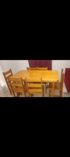 Mesa de jantar, de madeira com 6 cadeiras