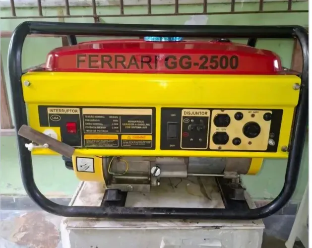 Gerador Ferrari GG-2500 em ótimo estado de conservação.