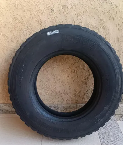 Vendo Pneu Dayton Reformado 215/75 R 17.5 banda Vipal em - Praticamente Novo.