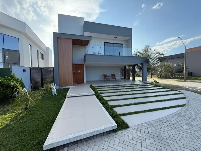 Casa Duplex Alphaville Cabo Frio com 400m², 5 Suítes, Área Gourmet, Piscina, Sol Nascente