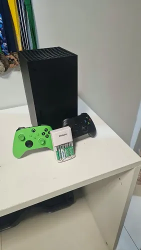 Xbox Series X Microsoft com 2 controles e carregador de pilha