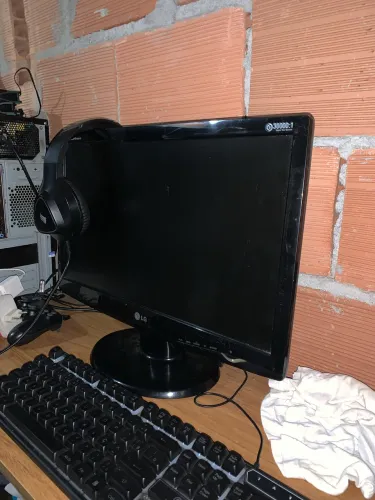 Dois monitores, 19 e 20 polegadas 