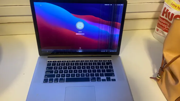 MacBook Pro 15? Retina i7 16GB ? funcionando ? tela com defeito