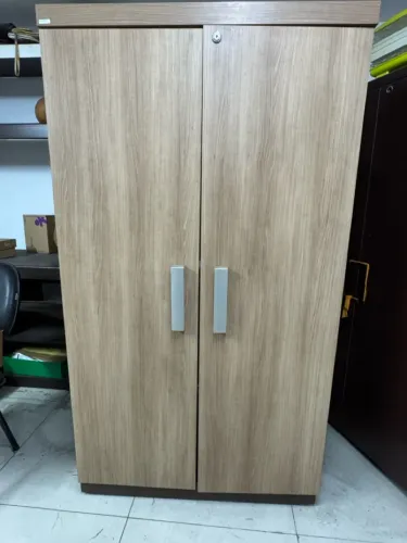 Armário de Escritório 2 portas multiuso muito novo. 