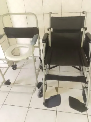 Vendo cadeira de rodas e de banho