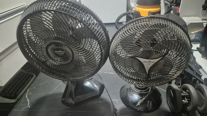 2 ventiladores Britania, 120 o maior e 80 o menor
