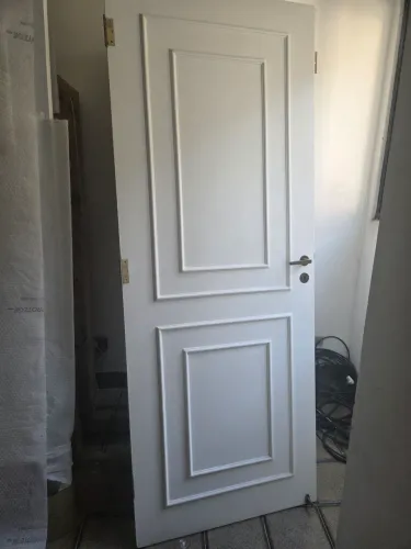 Porta com bouserie, dobradiças e fechadura