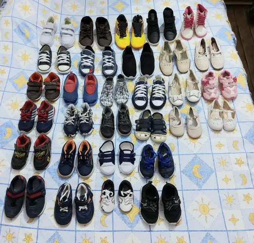 Lote de sapatos e sandálias infantis usados