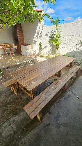 Mesa rústica de madeira maciça + 2 bancos