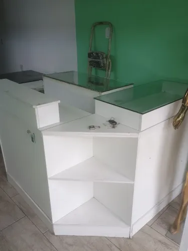 Balcão de atendimento com gaveta e chave 