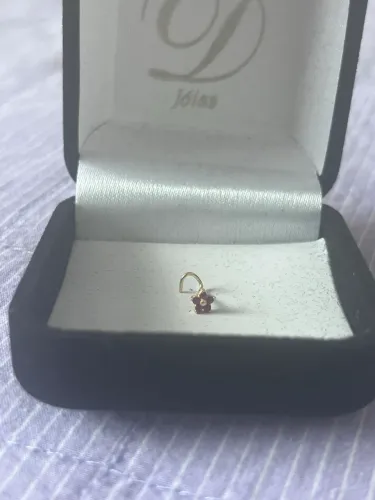 Piercing nostril de nariz de ouro 18k com zircônias vermelhas 