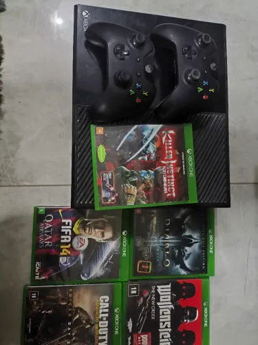 Vendo um Xbox one 900 reias no dinheiro ou seja Pix. Dois controles e cinco jogos . 