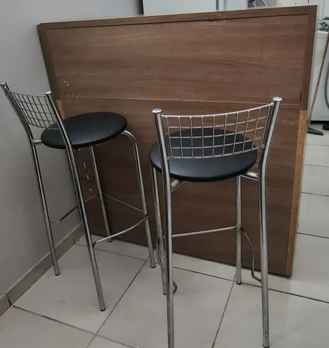 Vendo balcão e duas banquetas altas.