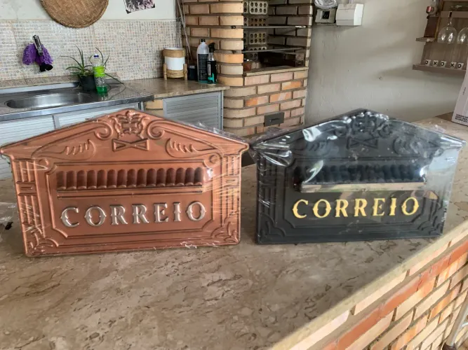 Caixa de correio de alta qualidade, na cor dourada e preta