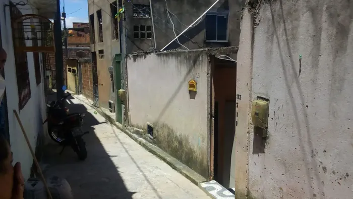 Alugo casa com água e luz incluso $400,00