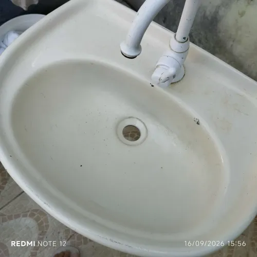 Vende uma piá de louça pra banheiro