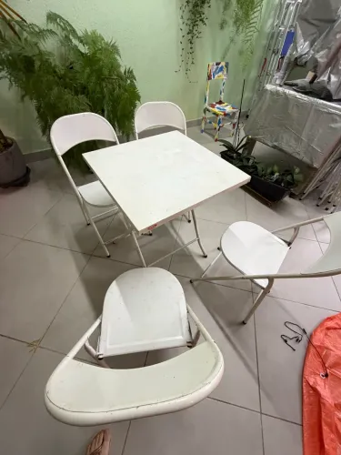 Conjunto de cadeiras e mesa em aço