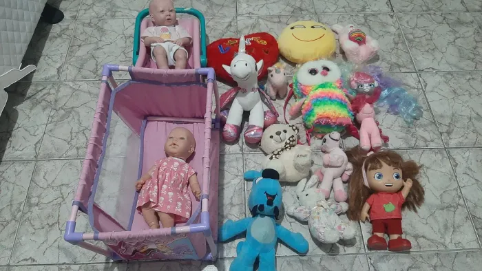 Kit Bonecas, Berço, Carrinho e Pelúcias Variadas Infantil Completo