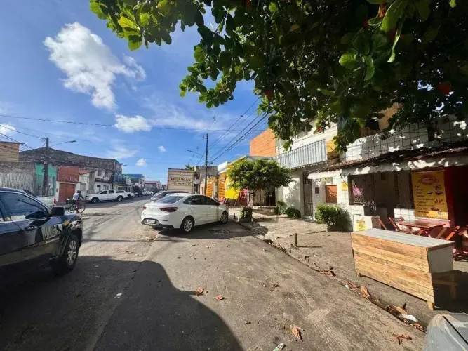 Casa à venda no Alecrim com ponto comercial lateral e potencial para investimento - 1 dorm