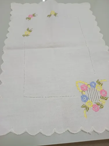 1pano de mesa braço com bordado florido
