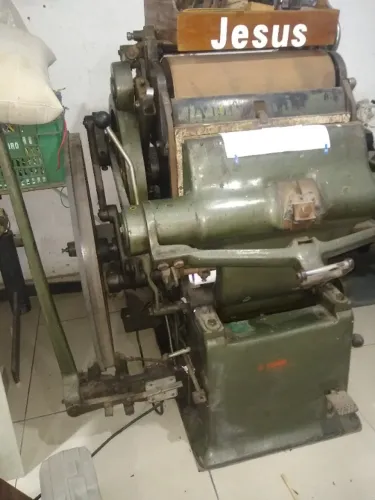 VENDO UMA MÁQUINA DE CORTE E VINCO IDEAL PARA CONFECÇÃO DE CAIXINHAS