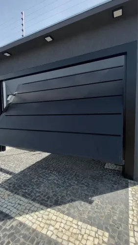 Portão Basculante de Alumínio Preto Automático
