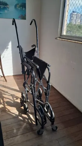 VENDO CADEIRA DE RODAS DOBRÁVEL QUE AUXILIA EM SUBIR ESCADAS. R$1.000,00.