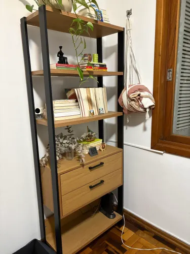 Estante alta com gavetas