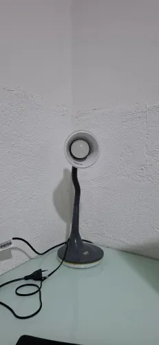 Luminária de Mesa com Braço Flexível - Funcional e Perfeita