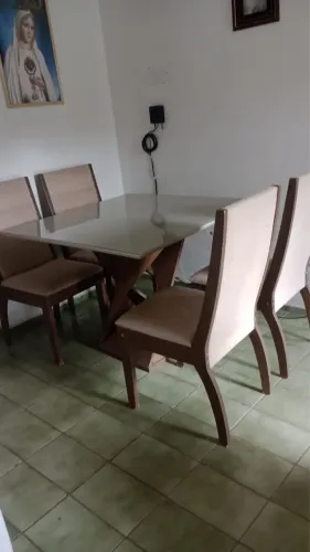 Mesa com quatro cadeiras 