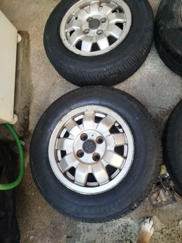 Vendo jogo de rodas aro 13 original Volkswagen tijolinho com pneus 