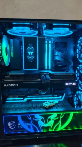 RX 9070 XT 16GB + Suporte Redragon RGB
