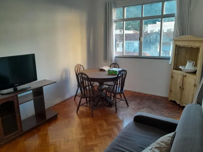 Ótimo Quarto e sala no Centro de Petrópolis