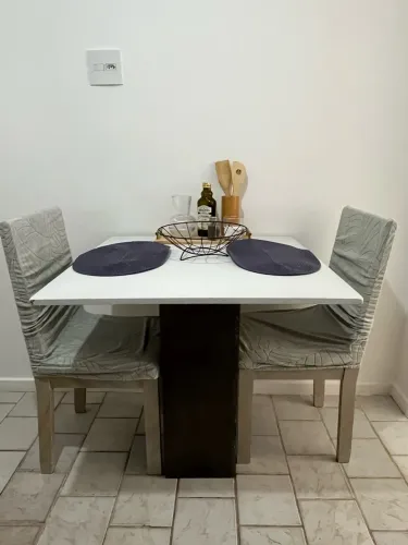 Mesa com duas cadeiras