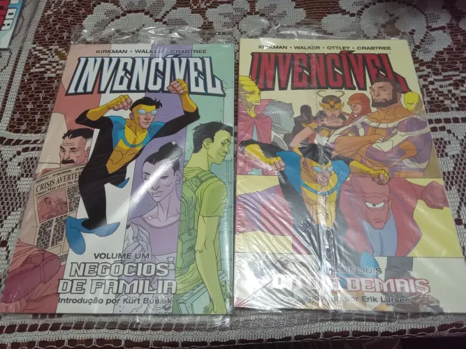Duas hqs de Invencível volumes 1 e 2