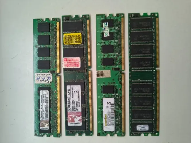 Lote Kit 4 Memórias RAM para Desktop Antigo (DDR1 e DDR2) - Técnico / Raridade
